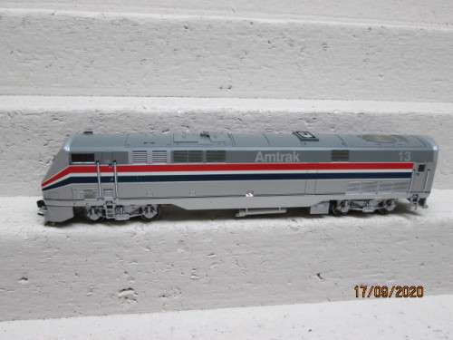HO SCALE : ATHEARN - AMTRAK - DIESEL LOCOMOTIVE + X4 COACHES - BOXED