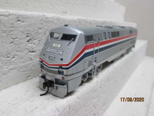 HO SCALE : ATHEARN - AMTRAK - DIESEL LOCOMOTIVE + X4 COACHES - BOXED