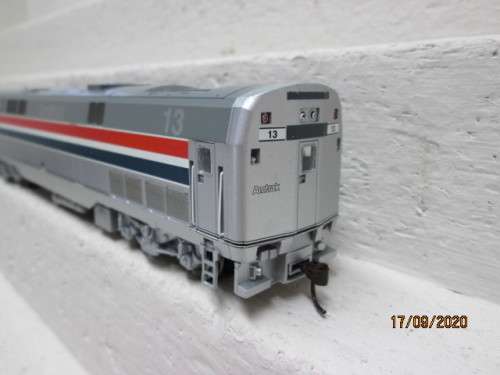 HO SCALE : ATHEARN - AMTRAK - DIESEL LOCOMOTIVE + X4 COACHES - BOXED
