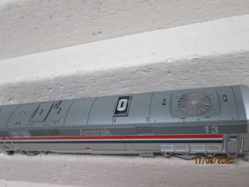 HO SCALE : ATHEARN - AMTRAK - DIESEL LOCOMOTIVE + X4 COACHES - BOXED