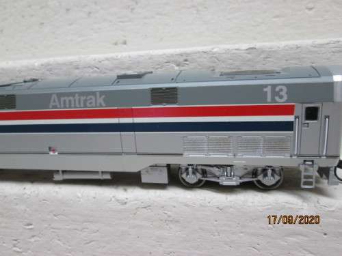 HO SCALE : ATHEARN - AMTRAK - DIESEL LOCOMOTIVE + X4 COACHES - BOXED