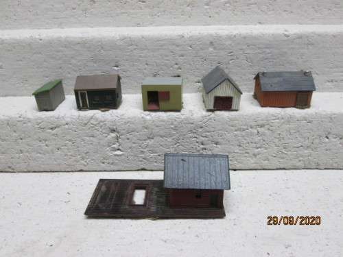 N SCALE : SMALL BARN WITH X5 SMALL BUILDINGS