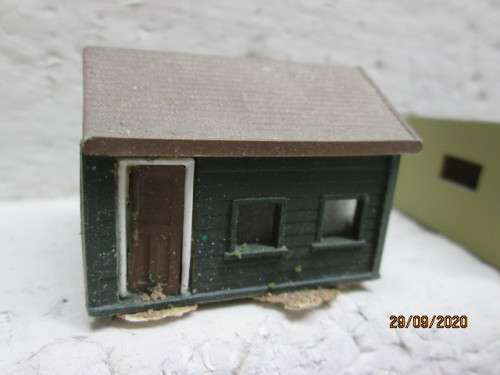 N SCALE : SMALL BARN WITH X5 SMALL BUILDINGS