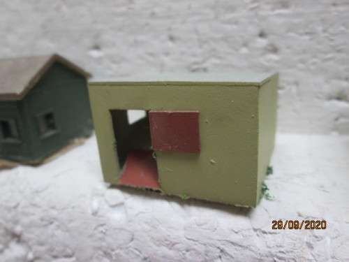N SCALE : SMALL BARN WITH X5 SMALL BUILDINGS