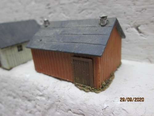 N SCALE : SMALL BARN WITH X5 SMALL BUILDINGS