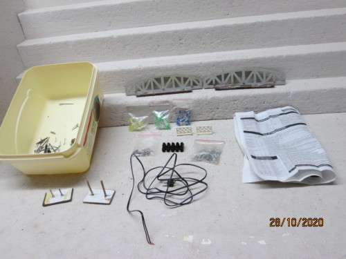 HO SCALE : BITS AND PIECES