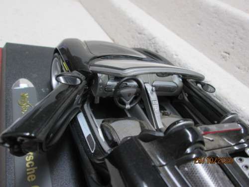 1:18 SCALE : MAISTO : PORSCHE CARRERA GT