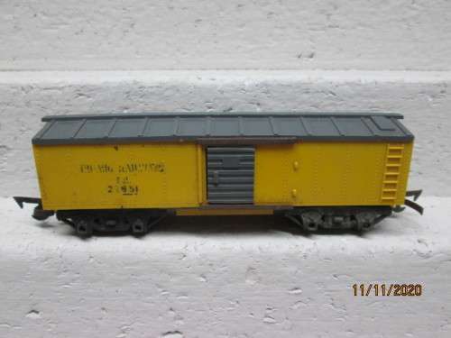OO SCALE : TRIANG : YELLOW BOX CAR - MADE IS RSA