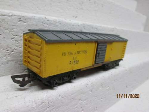 OO SCALE : TRIANG : YELLOW BOX CAR - MADE IS RSA