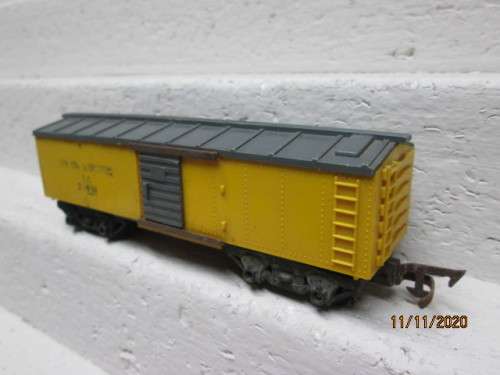 OO SCALE : TRIANG : YELLOW BOX CAR - MADE IS RSA