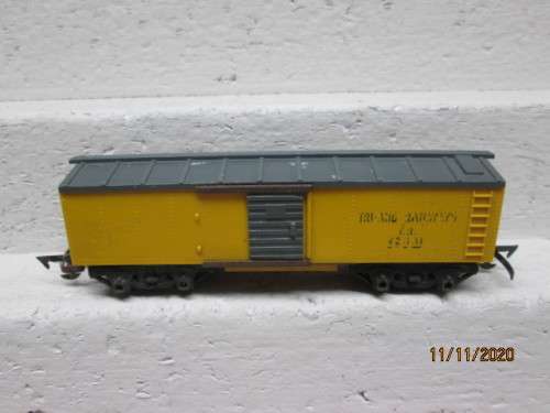 OO SCALE : TRIANG : YELLOW BOX CAR - MADE IS RSA