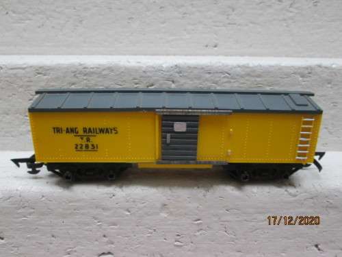 OO SCALE : TRI-ANG : YELLOW BOX CAR (MADE IS SOUTH AFRICA)