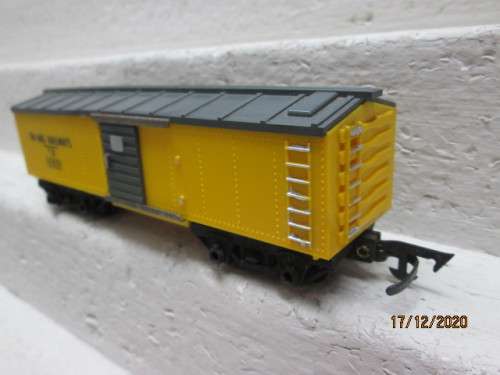 OO SCALE : TRI-ANG : YELLOW BOX CAR (MADE IS SOUTH AFRICA)