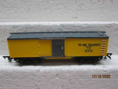 OO SCALE : TRI-ANG : YELLOW BOX CAR (MADE IS SOUTH AFRICA)