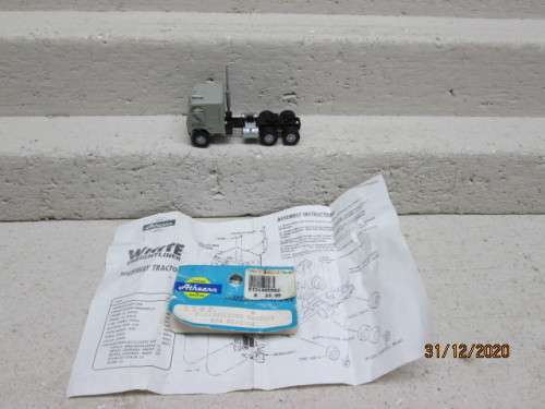 HO SCALE : ATHEARN : GREY FREIGHTLINER ROAD TRUCK REA EXPRESS