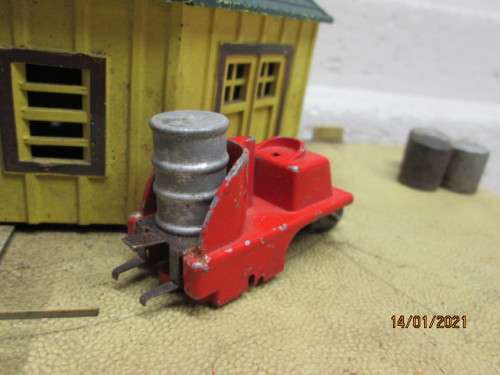 S SCALE : AMERICAN FLYER : OIL DRUM LOADER