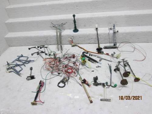 HO/OO SCALE : STREET LAMPS + RAIL SIGNALS - SCRAPYARD