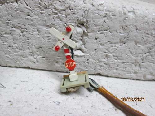 HO/OO SCALE : STREET LAMPS + RAIL SIGNALS - SCRAPYARD