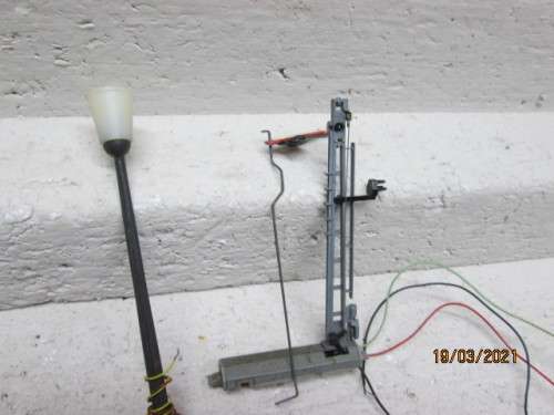 HO/OO SCALE : STREET LAMPS + RAIL SIGNALS - SCRAPYARD