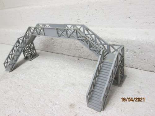 HO/OO SCALE : AIRFIX DOUBLE RAIL PEDESTRIAN BRIDGE