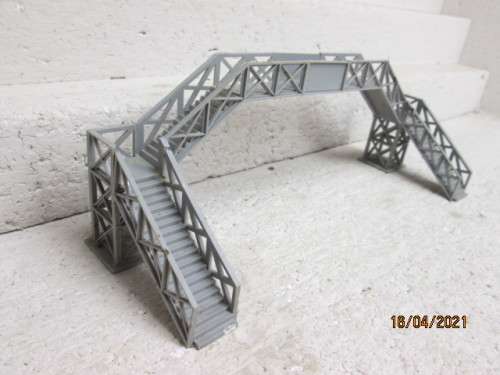 HO/OO SCALE : AIRFIX DOUBLE RAIL PEDESTRIAN BRIDGE