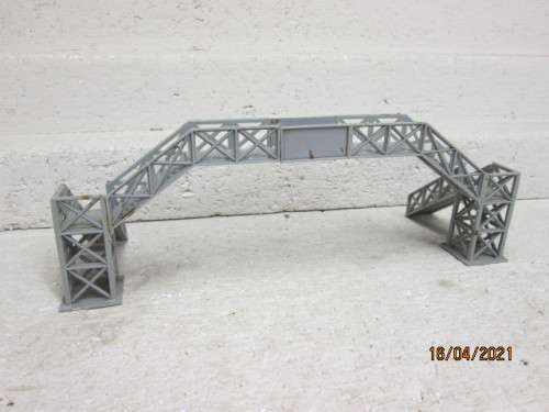 HO/OO SCALE : AIRFIX DOUBLE RAIL PEDESTRIAN BRIDGE