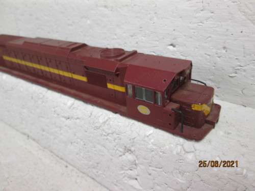 HO SCALE : LIMA : SAR : CLASS 34 DIESEL LOCOMOTIVE BODY ONLY