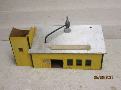 HO SCALE : INDUSTRIAL BUILDING  - FOR REPAIR