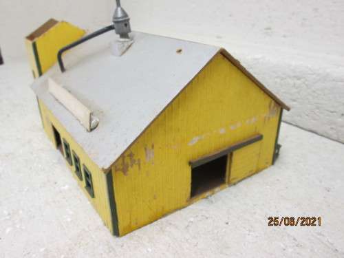HO SCALE : INDUSTRIAL BUILDING  - FOR REPAIR
