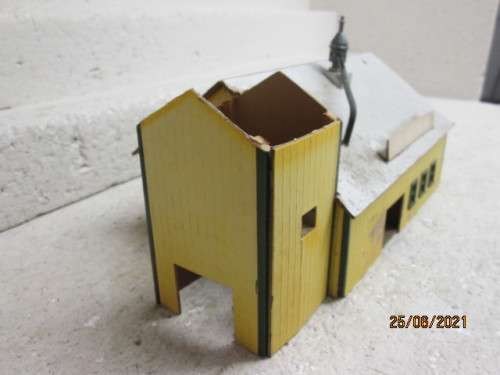 HO SCALE : INDUSTRIAL BUILDING  - FOR REPAIR