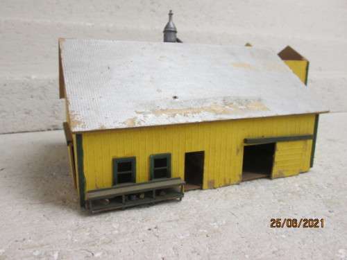 HO SCALE : INDUSTRIAL BUILDING  - FOR REPAIR