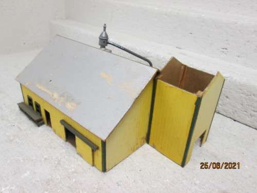 HO SCALE : INDUSTRIAL BUILDING  - FOR REPAIR