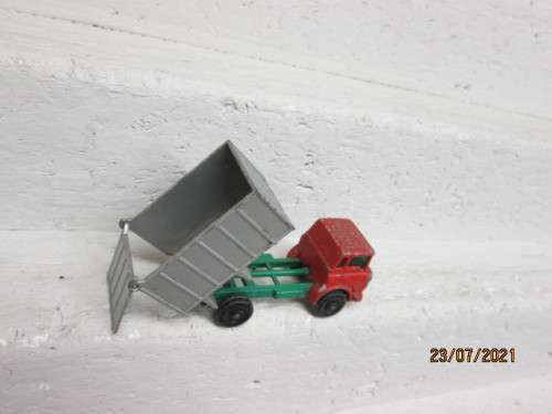 MATCHBOX  : GMC TIPPER TRUCK - NO 26