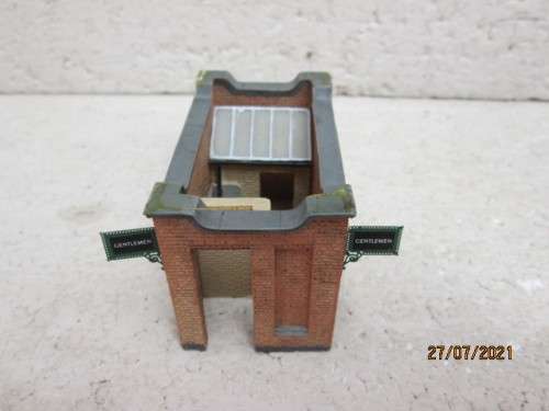 HO / OO SCALE : BACHMANN :  RESIN STATION PLATFORM OLD OPEN STYLE TOILET