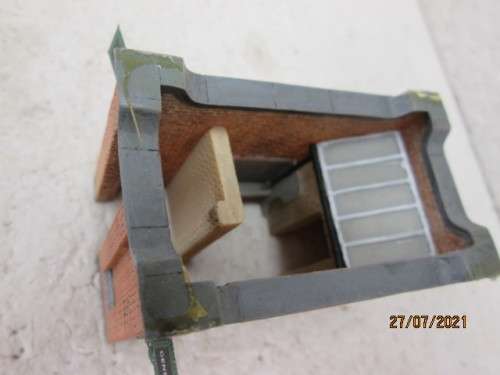 HO / OO SCALE : BACHMANN :  RESIN STATION PLATFORM OLD OPEN STYLE TOILET