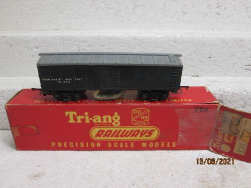 OO SCALE: TRIANG : TRACK CLEANER BOX CAR - BOXED