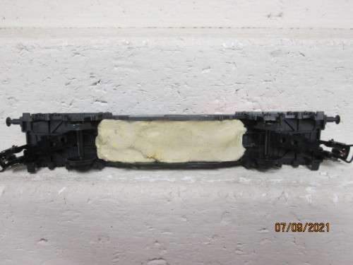 HO SCALE : LIMA : FLAT CAR WITH CAR LOAD