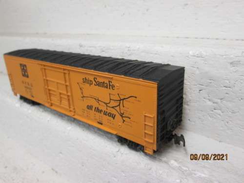HO SCALE :  50 FOOT SANTE FE -  BOX CAR
