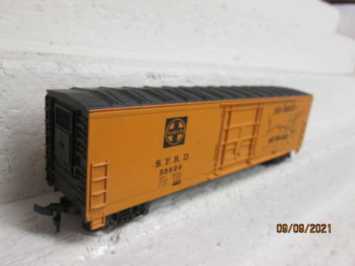 HO SCALE :  50 FOOT SANTE FE -  BOX CAR