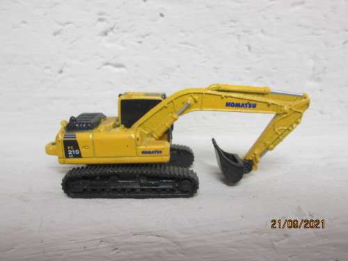 N SCALE : UNIVERSAL HOBBIES - KOMATSU PC 210 EXCAVATOR