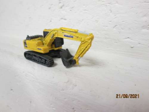 N SCALE : UNIVERSAL HOBBIES - KOMATSU PC 210 EXCAVATOR