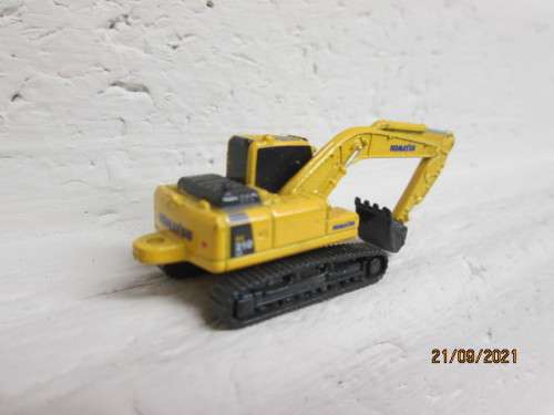 N SCALE : UNIVERSAL HOBBIES - KOMATSU PC 210 EXCAVATOR