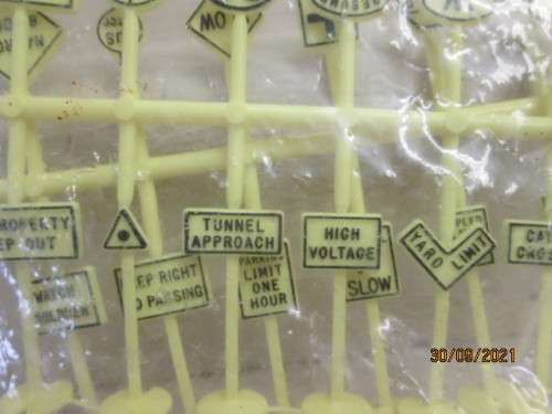 HO SCALE : BACHMANN : RAILROAD SIGNS - X24