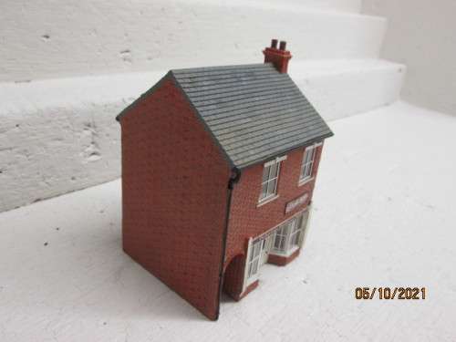 OO SCALE : HORNBY : DOUBLE STORY PICKERINGS HARDWARE STORE - (THICK RESIN TYPE)