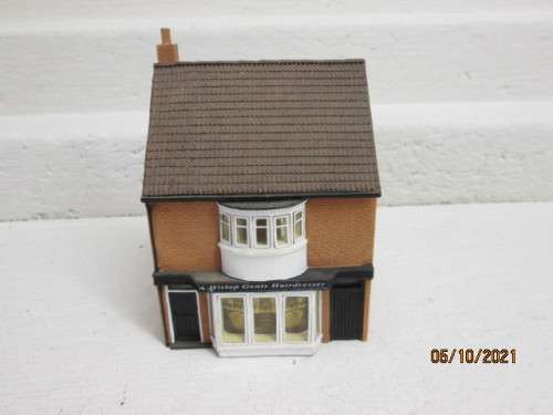 OO SCALE : HORNBY : DOUBLE STORY - HISLOP GENTS HAIRDRESSER - (THICK RESIN TYPE)