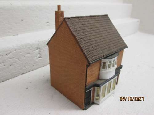 OO SCALE : HORNBY : DOUBLE STORY - HISLOP GENTS HAIRDRESSER - (THICK RESIN TYPE)