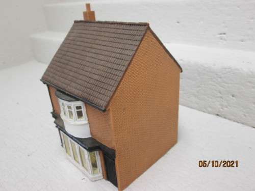 OO SCALE : HORNBY : DOUBLE STORY - HISLOP GENTS HAIRDRESSER - (THICK RESIN TYPE)