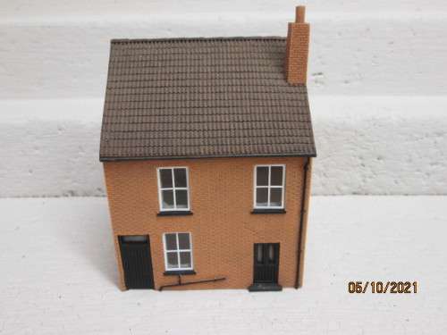 OO SCALE : HORNBY : DOUBLE STORY - HISLOP GENTS HAIRDRESSER - (THICK RESIN TYPE)