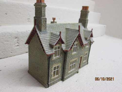 OO SCALE : BACHMANN : DOUBLE STORY BUILDING - (THICK RESIN TYPE)
