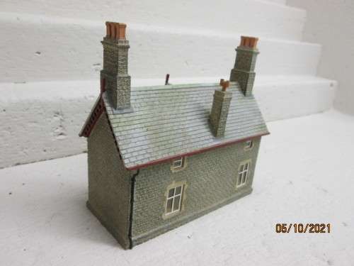 OO SCALE : BACHMANN : DOUBLE STORY BUILDING - (THICK RESIN TYPE)